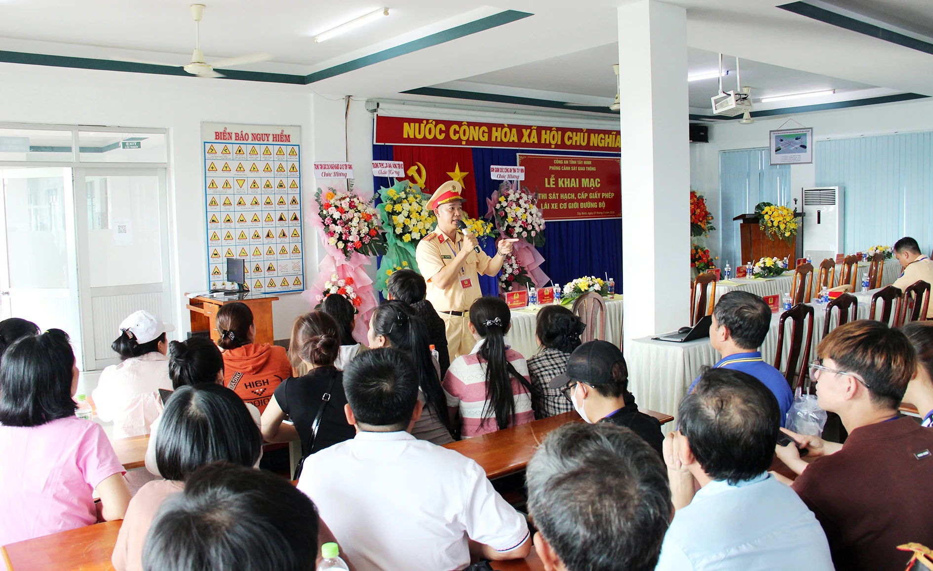 Cán bộ nhắc nhở thí sinh tập trung lắng nghe, chấp hành theo sự hướng dẫn của sát hạch viên