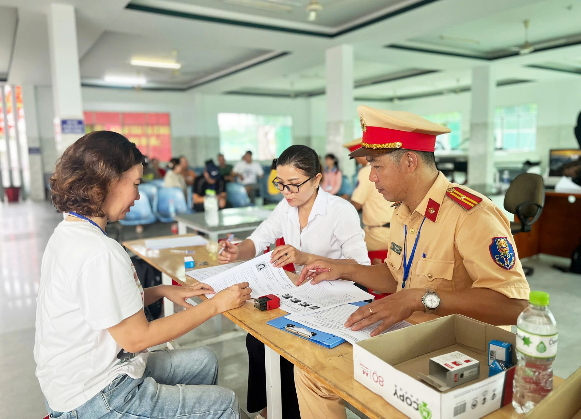 Cán bộ hướng dẫn thí sinh làm thủ tục trước các phần thi