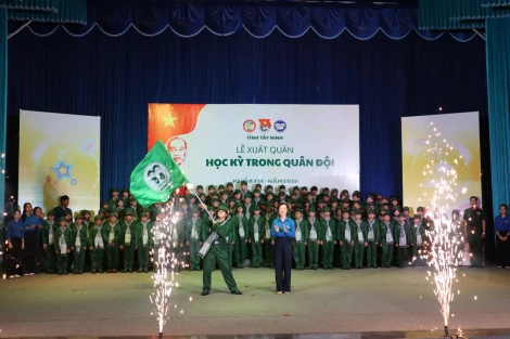 120 học viên nhí hăng hái lên đường tham gia Học kỳ trong quân đội năm 2025