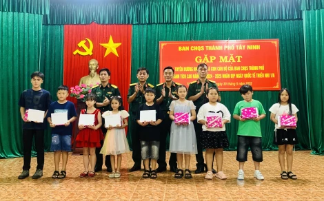 Ban Chỉ huy Quân sự thành phố Tây Ninh: Tặng quà ngày Quốc tế Thiếu nhi 1.6