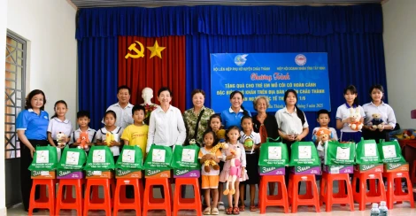 Châu Thành: Trao 62 phần quà cho trẻ mồ côi có hoàn cảnh khó khăn