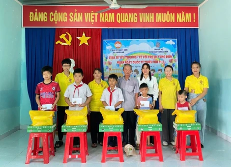 Chia sẻ yêu thương – Về với trẻ em vùng biên