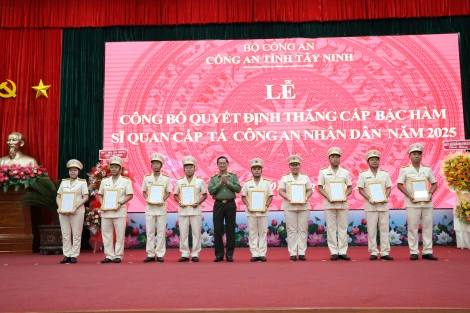 Công an Tây Ninh công bố quyết định thăng cấp bậc hàm, nâng bậc lương năm 2025
