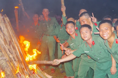 Sắc màu hội trại chào mừng 60 năm ngày truyền thống Trung đoàn 5