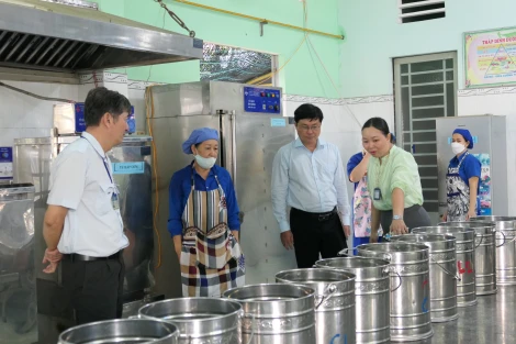 Tập trung kiểm tra bếp ăn tập thể, dịch vụ ăn uống và thức ăn đường phố