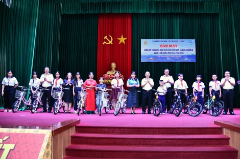 Hội Liên hiệp Phụ nữ tỉnh Cà Mau mang yêu thương đến đảo xa