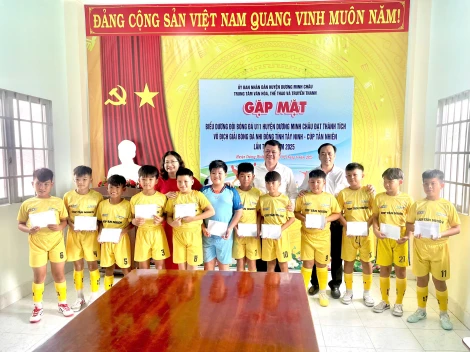 Ngày 2.6, UBND huyện Dương Minh Châu tổ chức buổi gặp mặt, biểu dương đội bóng đá nhi đồng U11 huyện, với thành tích đoạt cúp vô địch Giải bóng đá nhi đồng U11 Truyền hình Tây Ninh - Cúp Tân Nhiên lần IV năm 2025. Đây là năm thứ 2 liên tiếp đội bóng đá nhi đồng U11 huyện giành giải vô địch.
