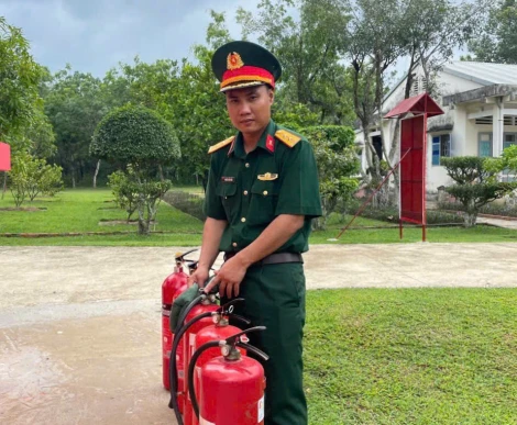 Người thợ quân khí tích cực luyện rèn
