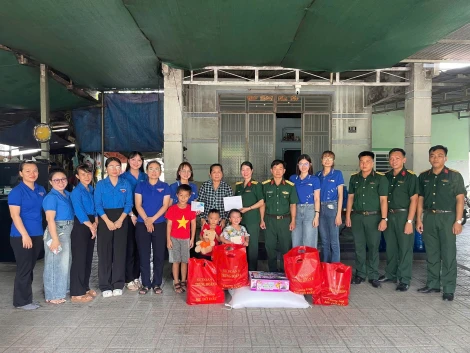 Nhân Ngày Quốc tế Thiếu nhi 1.6 và Tháng hành động vì trẻ em, Trung đoàn 4 (Sư đoàn 5) không ngừng nỗ lực mang đến những hoạt động ý nghĩa, thể hiện sự quan tâm sâu sắc đến đời sống tinh thần và vật chất cho con em của cán bộ, chiến sĩ cũng như trẻ em trên địa bàn tỉnh.
