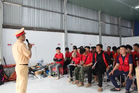 Tuyên truyền an toàn giao thông cho người giao hàng