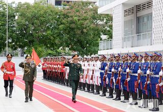 Lễ đón trọng thể Đại tướng Nguyễn Tân Cương thăm chính thức Campuchia
