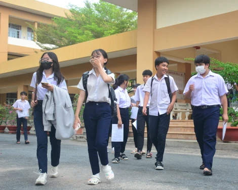 Buổi thi môn Tiếng Anh: Sét đánh hỏng đèn, điện tại 8 phòng thi