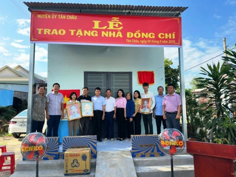 Tân Châu: Bàn giao 3 căn nhà Đồng chí cho đảng viên có hoàn cảnh khó khăn về nhà ở