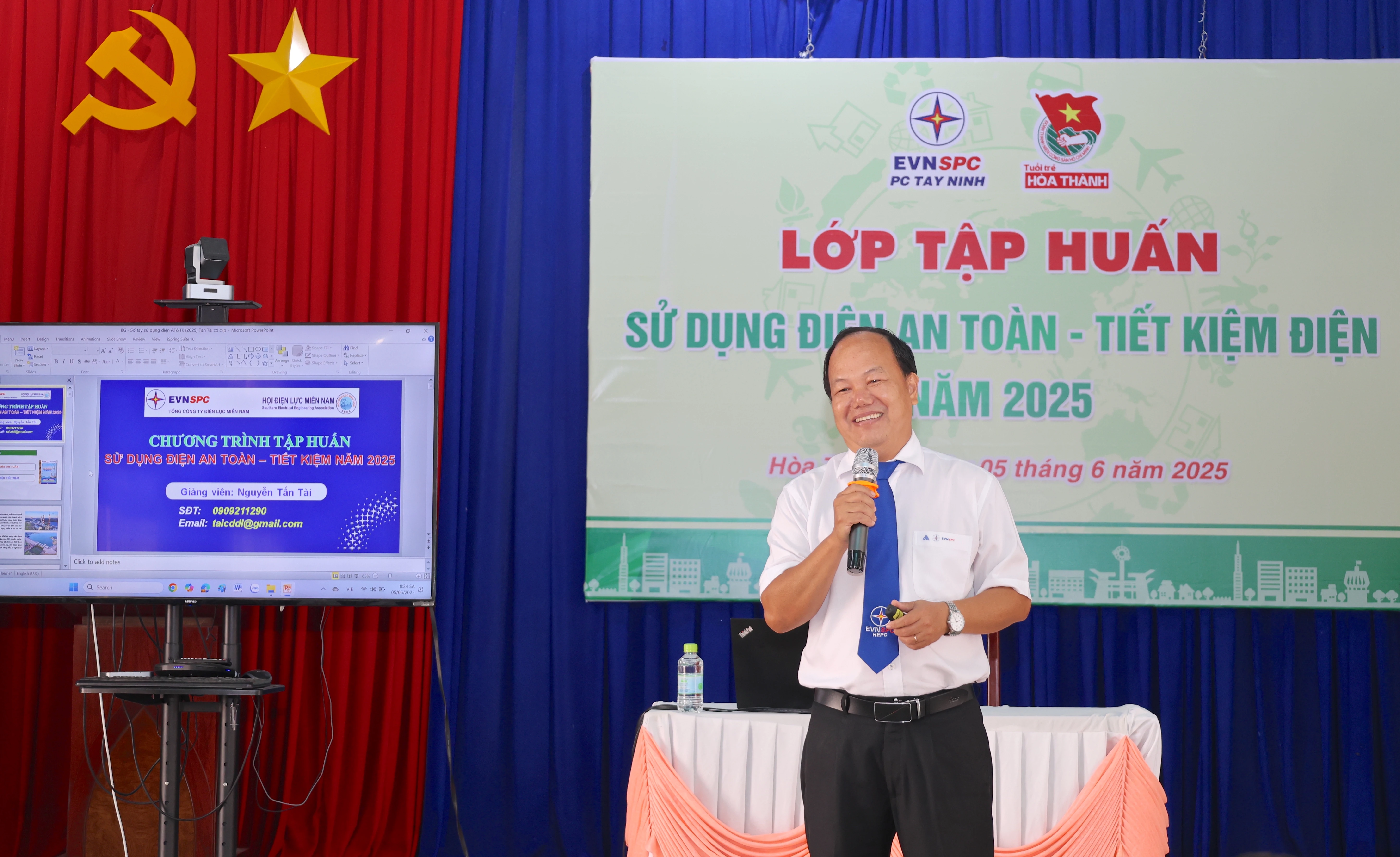 Thạc sĩ Nguyễn Tấn Tài- Phó Khoa Kỹ thuật cơ sở, Trường cao đẳng Ðiện lực TP. Hồ Chí Minh hướng dẫn lớp tập huấn.