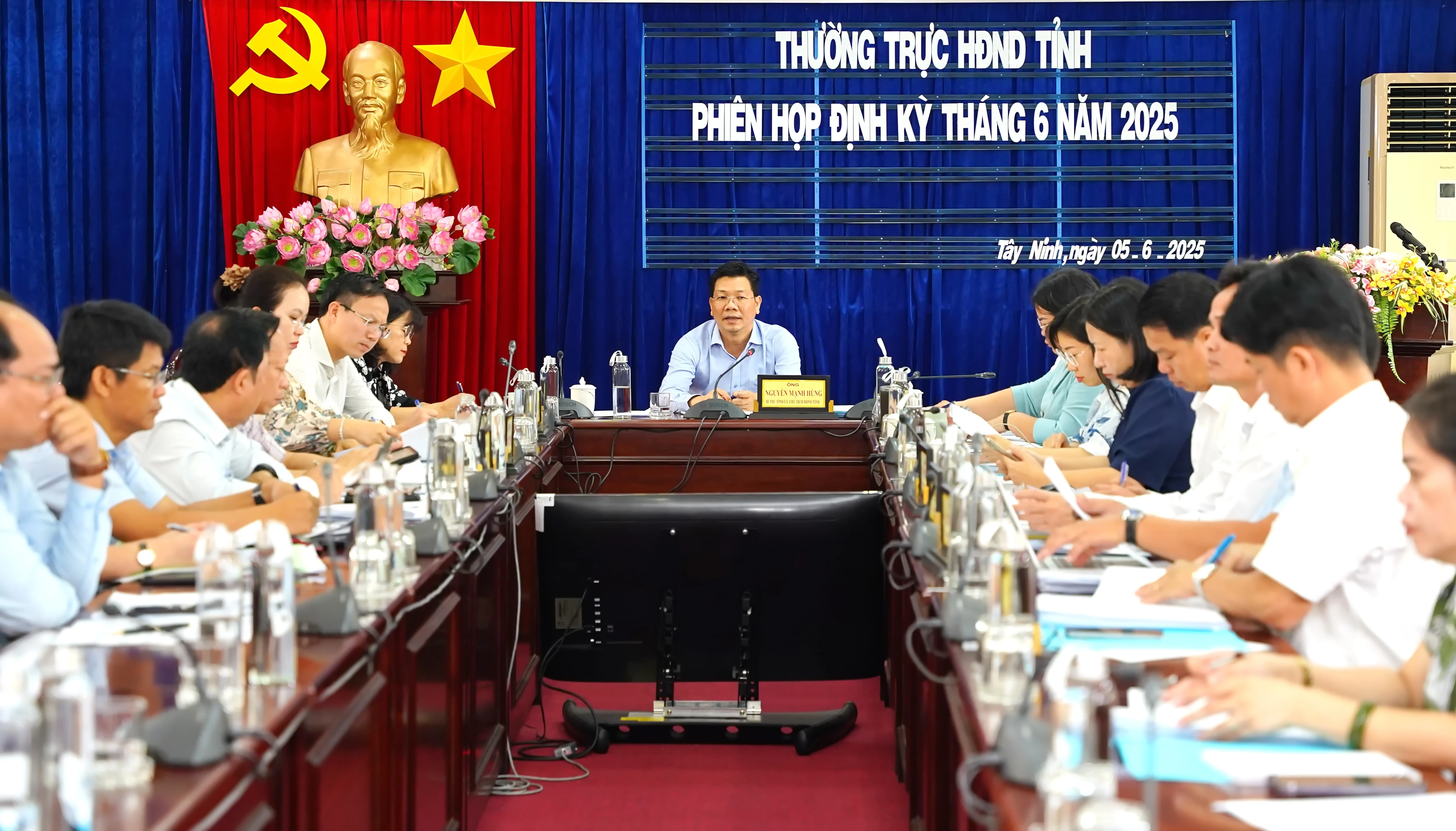 Toàn cảnh phiên họp.