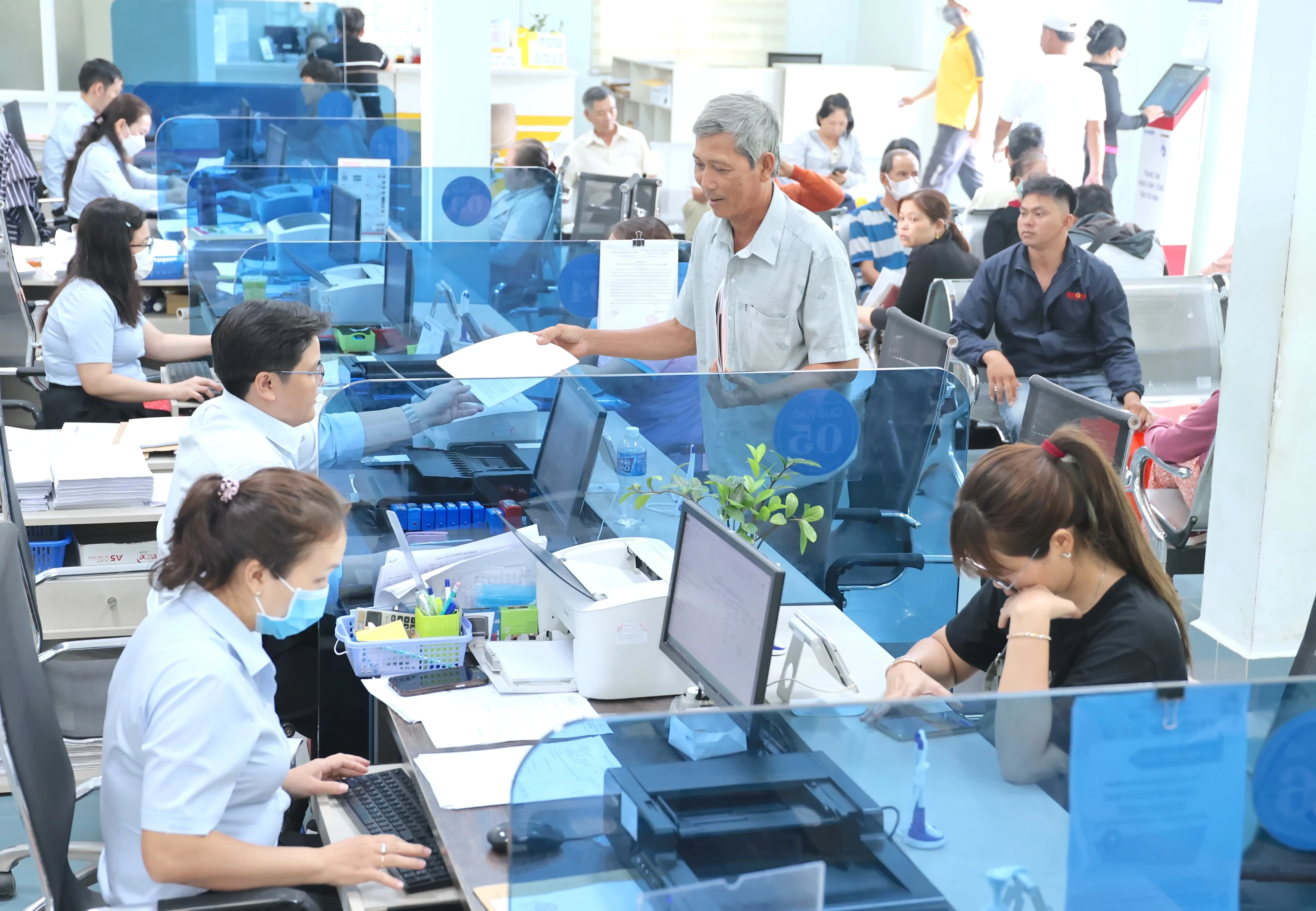 Trung tâm Phục vụ hành chính công cung cấp dịch vụ công trực tuyến cho người dân và doanh nghiệp