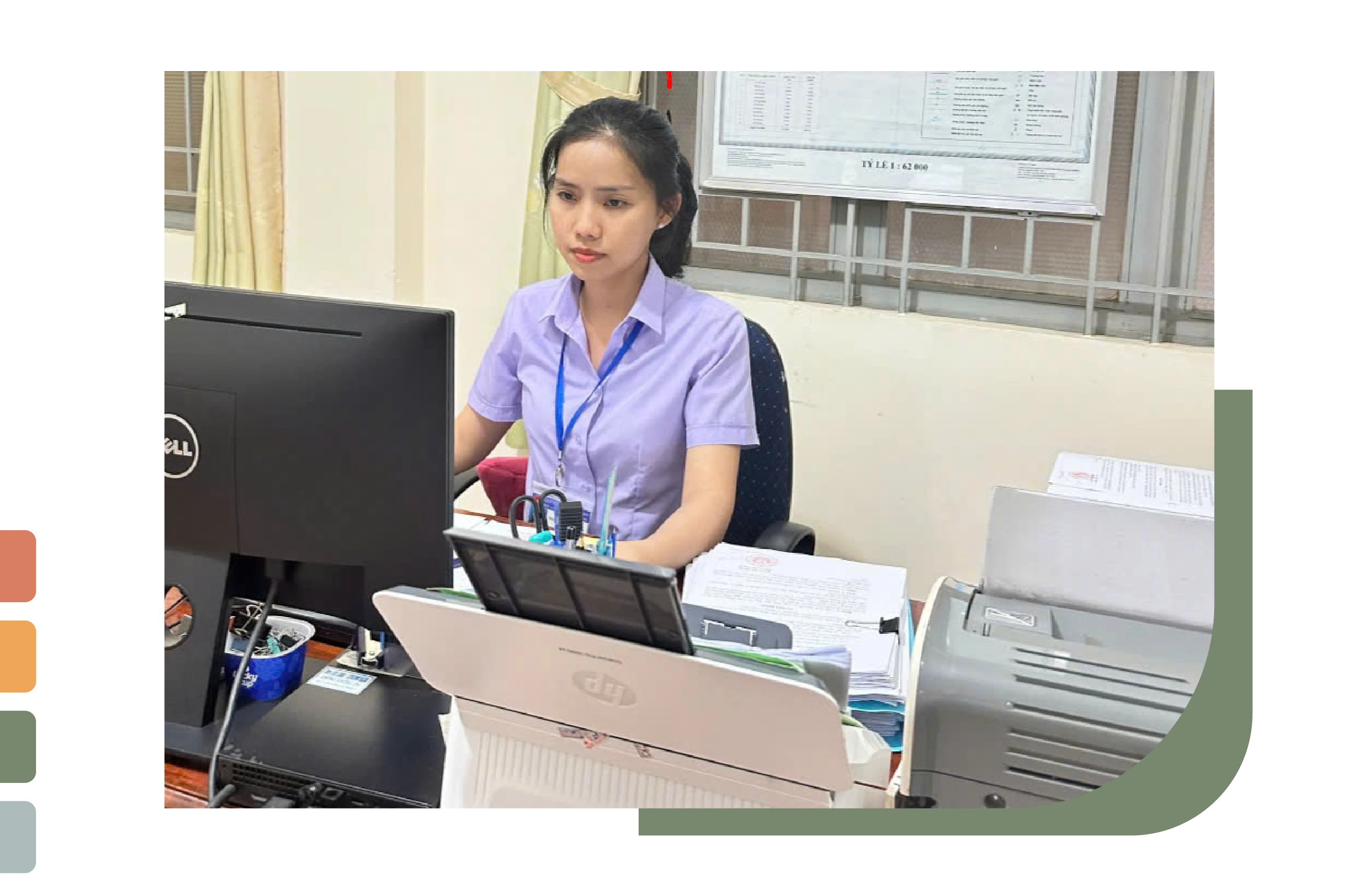 Chị Nguyễn Thị Mỹ Xuyên, chuyên viên Văn phòng HĐND-UBND huyện Tân Châu thẩm định hồ sơ đối tượng đề nghị hưởng trợ cấp xã hội