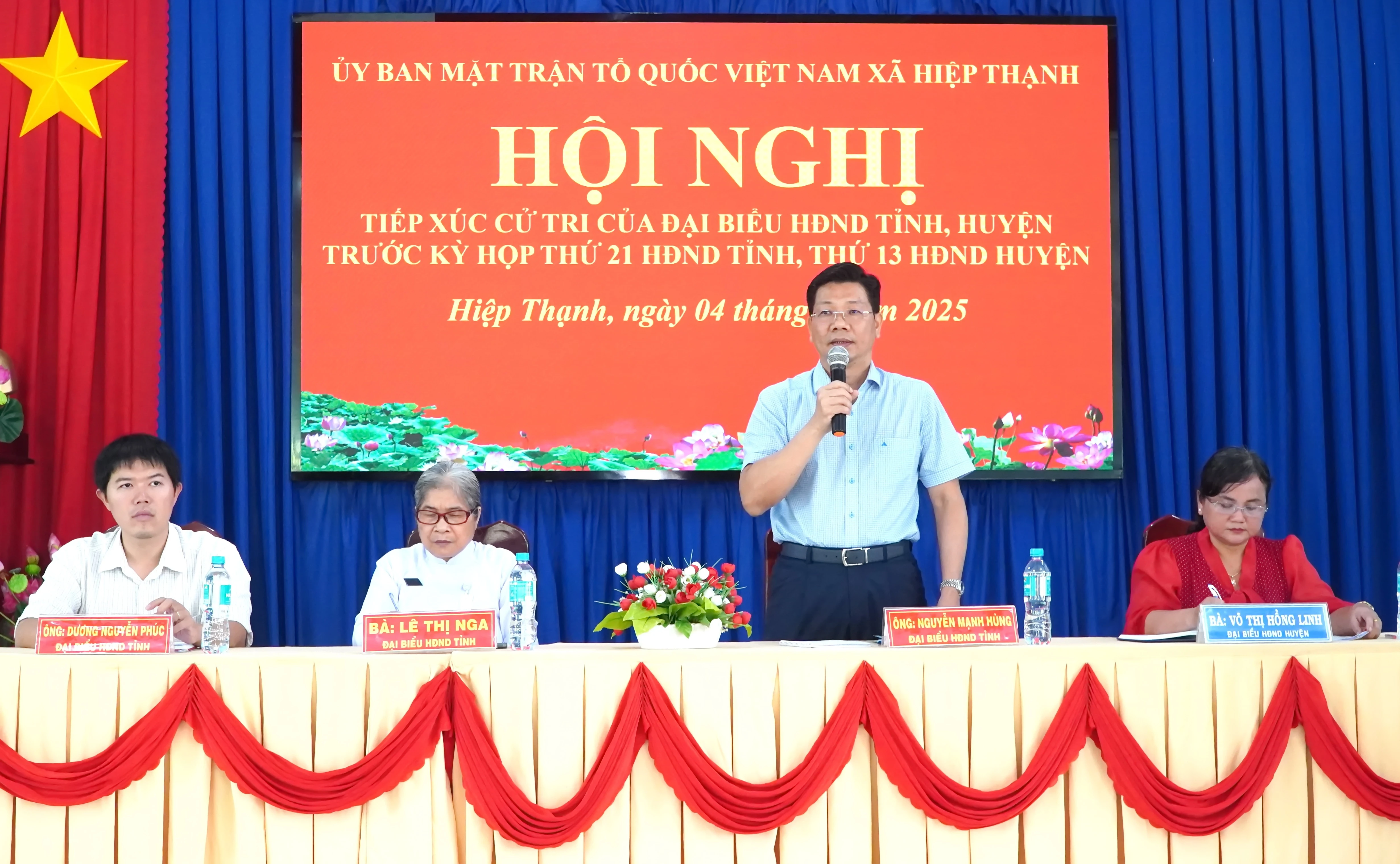 Bí thư Tỉnh uỷ, Chủ tịch HĐND tỉnh Nguyễn Mạnh Hùng phát biểu tại buổi tiếp xúc cử tri xã Hiệp Thạnh.