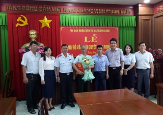 Thị xã Trảng Bàng công bố và trao quyết định nghỉ hưu cho cán bộ