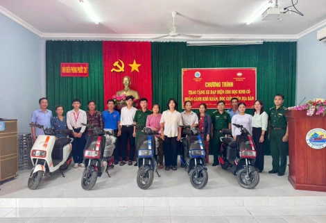Đồn Biên phòng Phước Chỉ tặng 5 xe đạp điện cho học sinh có hoàn cảnh khó khăn học giỏi