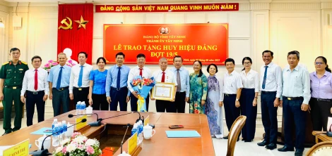 Nguyên Giám đốc Sở Tài chính – Vật giá tỉnh Tây Ninh nhận huy hiệu 60 năm tuổi Đảng