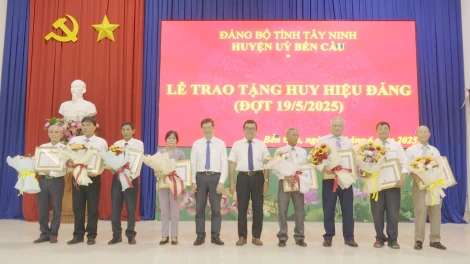 Trưởng Ban Nội chính Tỉnh uỷ trao Huy hiệu Đảng tại huyện Bến Cầu