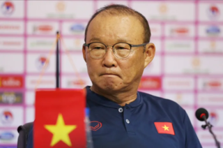 Kluivert vượt xa HLV Park Hang Seo