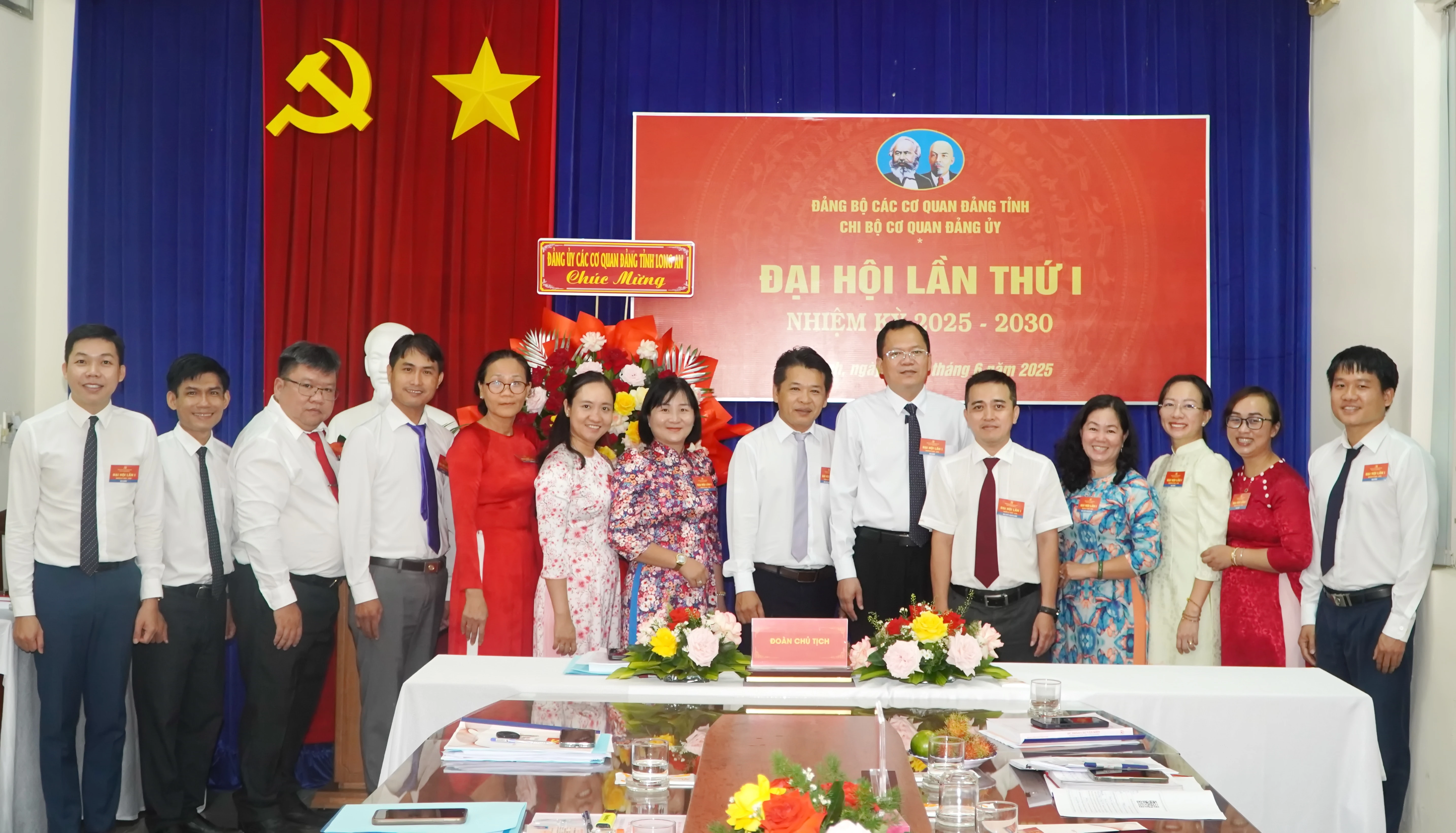 Các đại biểu và đảng viên Chi bộ chụp ảnh lưu niệm.