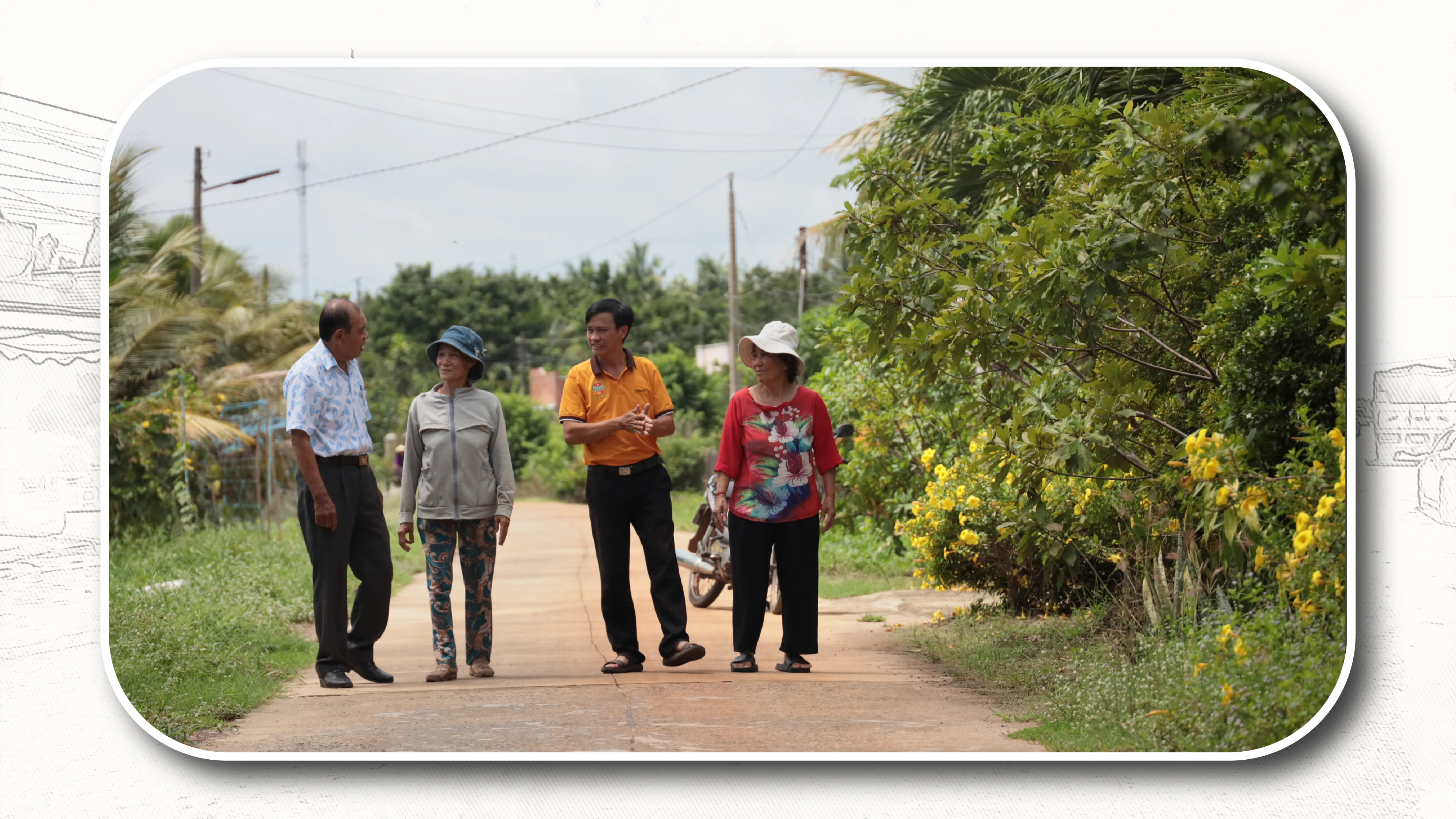 Ông Nguyễn Thành Chinh và ông Nguyễn Minh Đức - Chủ tịch Hội Nông dân xã Tân Hội cùng các hộ dân cùng bàn về hướng phát triển sản xuất trong thời gian tới