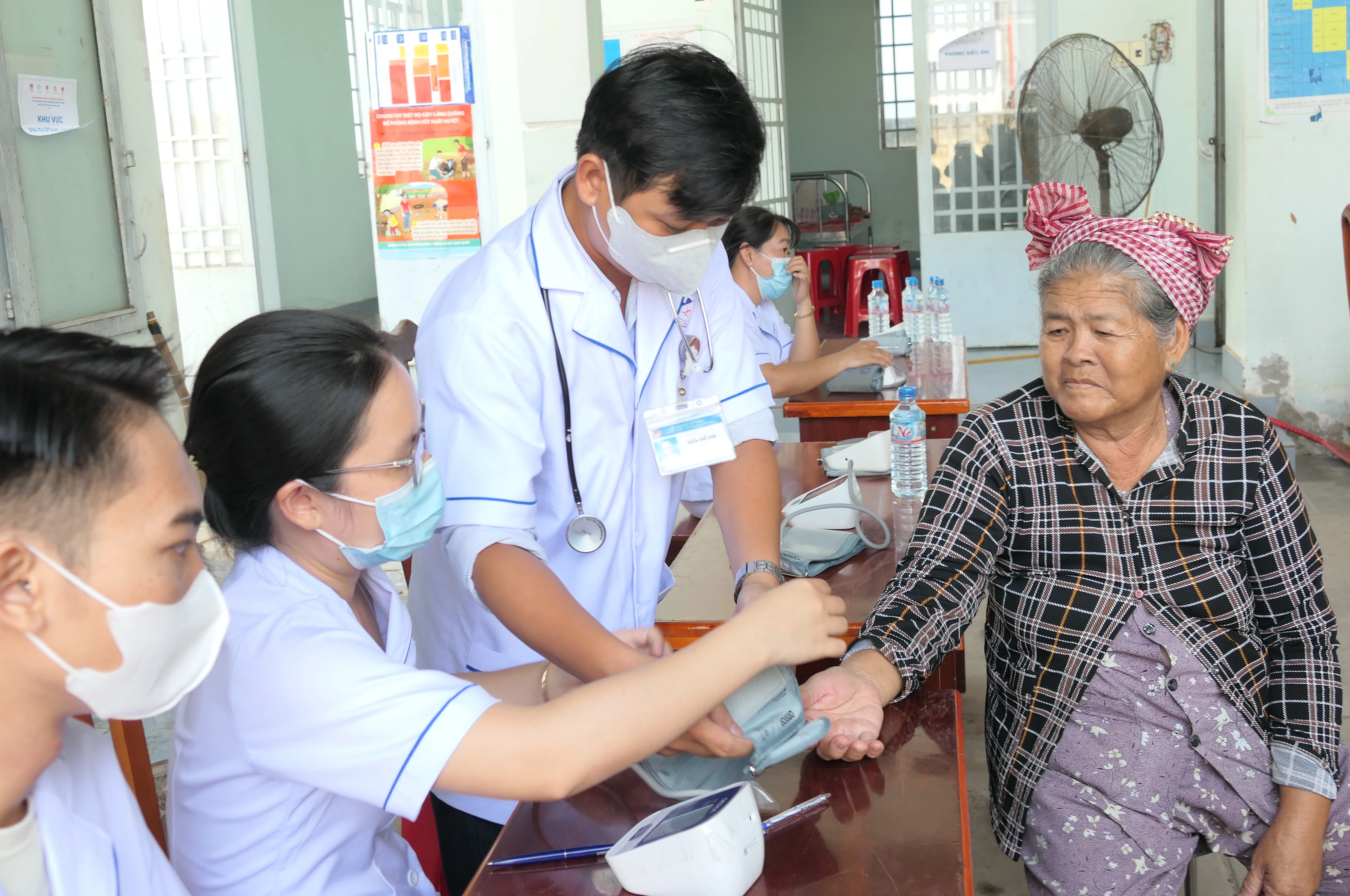 Ðoàn y, bác sĩ tại TP.Hồ Chí Minh phối hợp Trạm y tế xã Tân Lập (huyện Tân Biên) thăm khám, tư vấn sức khoẻ cho người dân địa phương. Ảnh minh hoạ