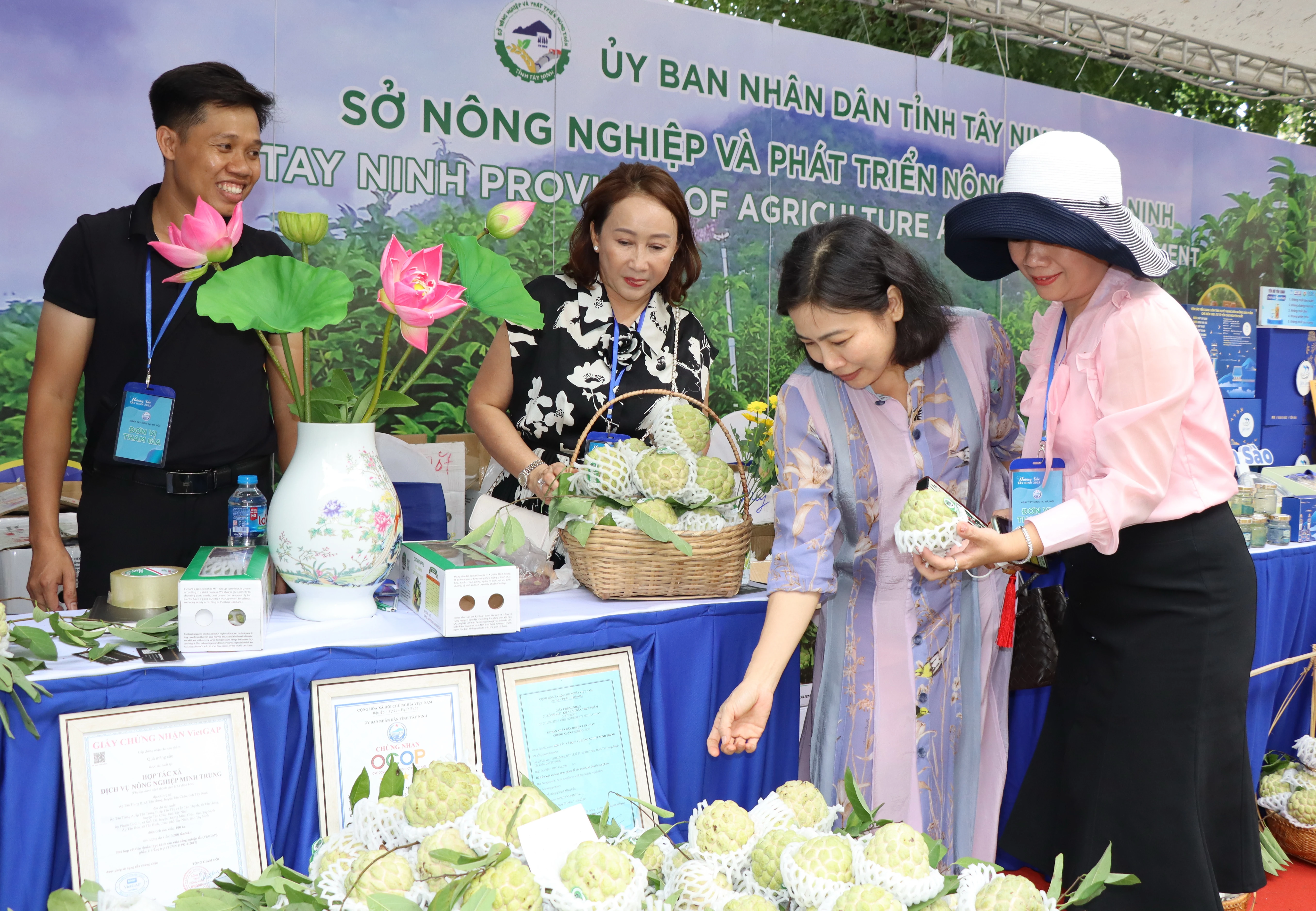 Du khách tham quan gian hàng mãng cầu Tây Ninh tại sự kiện Ngày Tây tại Hà Nội năm 2023.