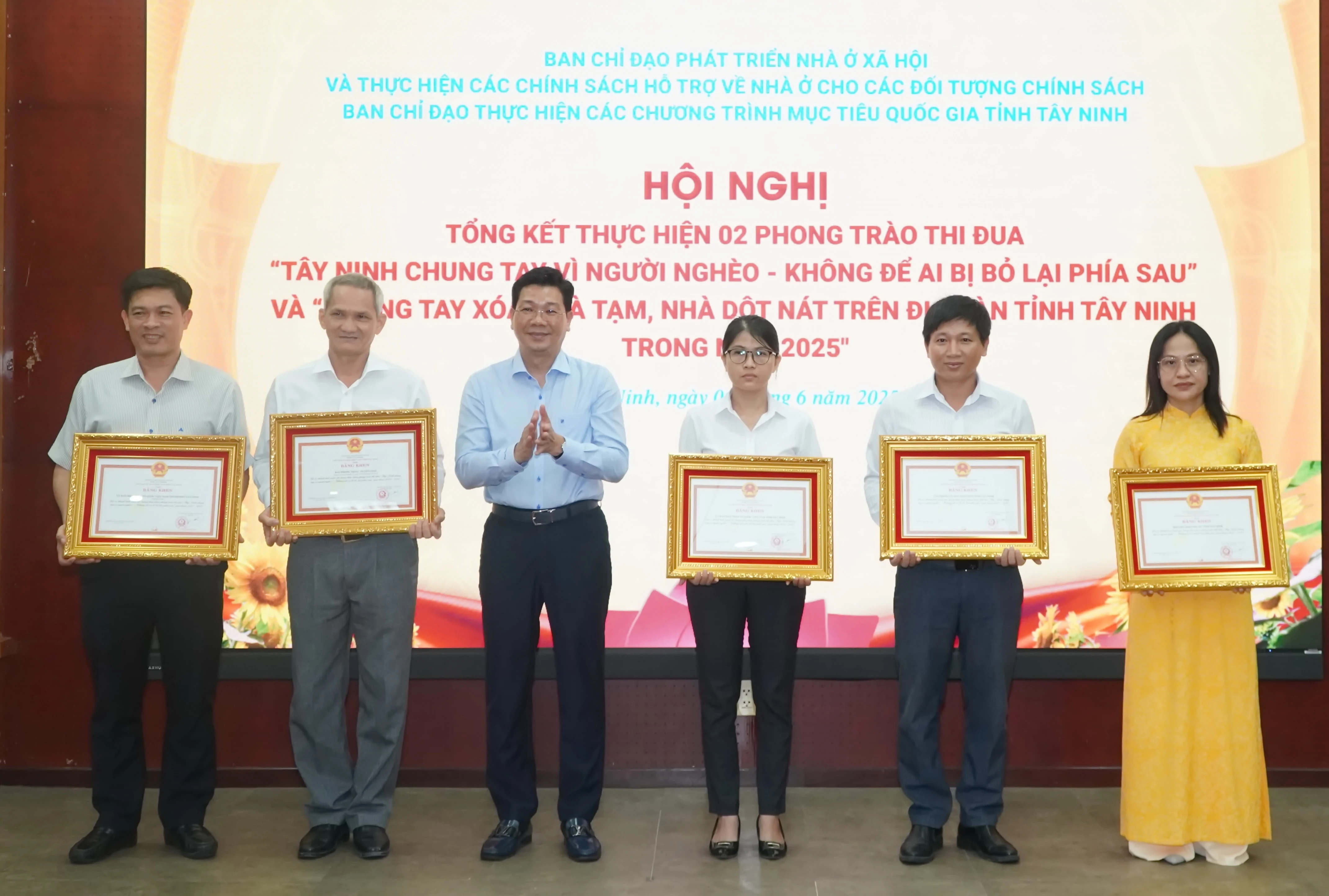 Ông Nguyễn Mạnh Hùng- Bí thư Tỉnh uỷ, Chủ tịch HÐND tỉnh trao bằng khen cho các tập thể, cá nhân có thành tích xuất sắc.