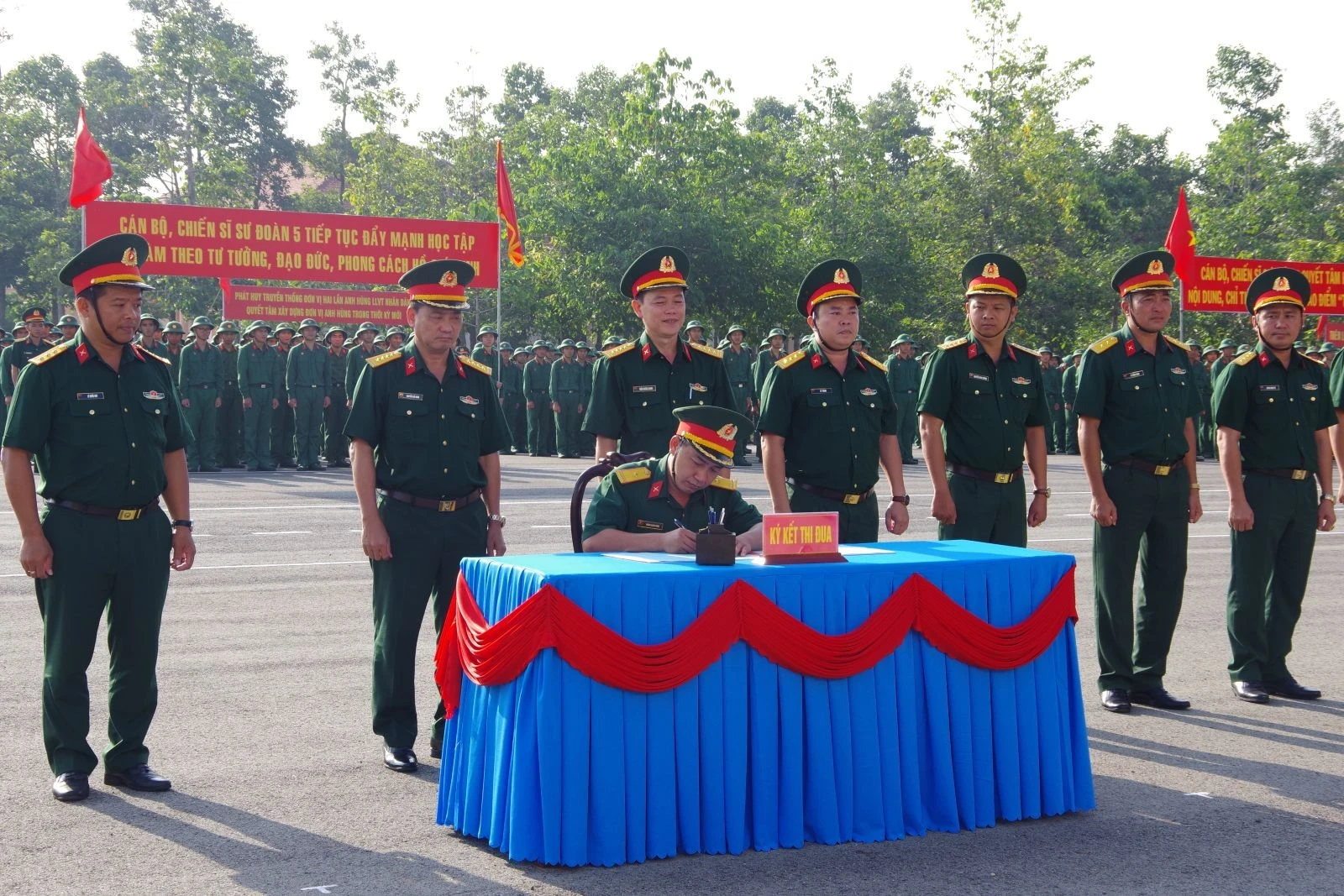 Đại diện Tiểu đoàn 15 SPG-9 ký kết thi đua tại lễ ra quân huấn luyện của Sư đoàn năm 2025.