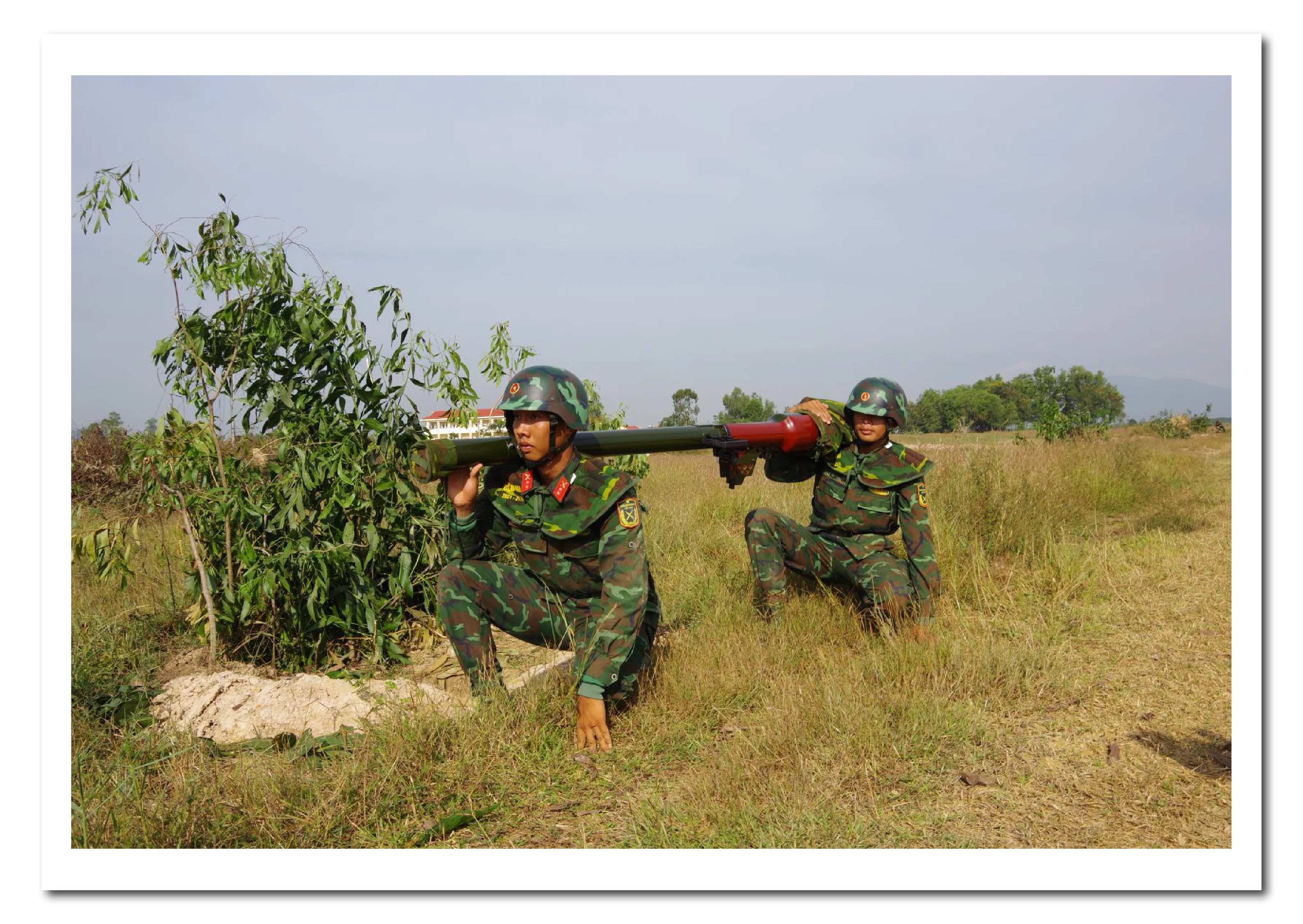 Khẩu đội SPG-9 cơ động ra vị trí chiến đấu trong diễn tập có bắn đạn thật