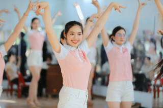 Thí sinh Hoa hậu Việt Nam mong chờ màn trình diễn cùng Hồ Ngọc Hà