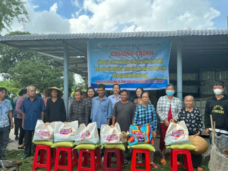 Hội Liên hiệp Phụ nữ xã Phước Chỉ: Tặng quà cho người dân có hoàn cảnh khó khăn