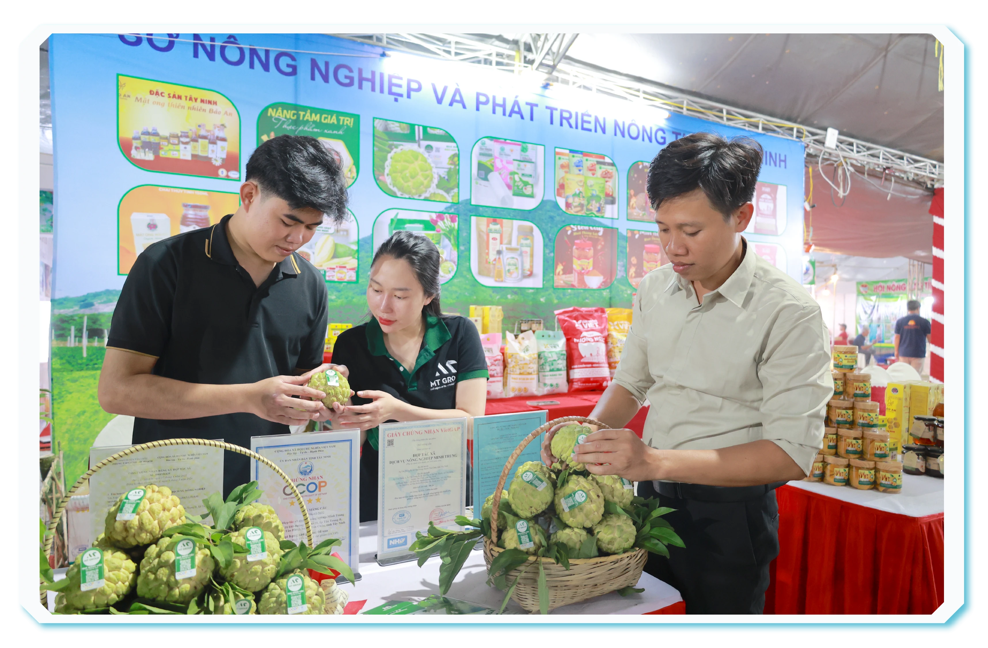 Sản phẩm mãng cầu Tây Ninh tại Hội chợ triển lãm đặc sản vùng miền và sản phẩm tiêu biểu miền Đông Nam bộ năm 2024.