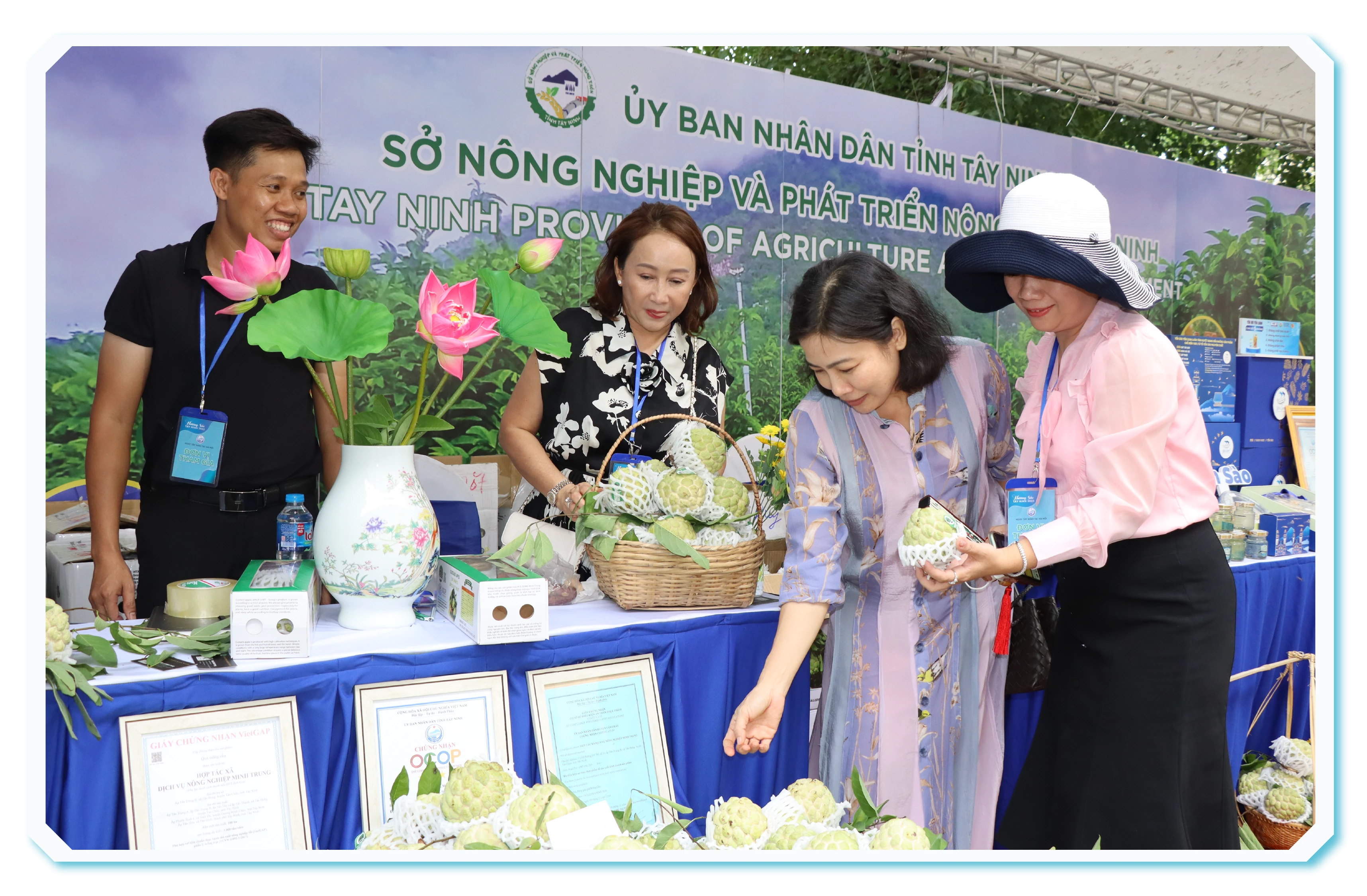 Du khách tham quan gian hàng mãng cầu Tây Ninh tại sự kiện Ngày Tây Ninh tại Hà Nội năm 2023
