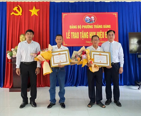 Bí thư Thị uỷ Trảng Bàng trao huy hiệu Đảng cho 4 Đảng viên