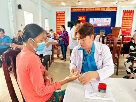Gò Dầu: Khám bệnh, cấp thuốc cho người dân xã Bàu Đồn