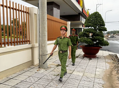 Hai chiến sĩ Công an nhặt được tài sản, trả lại người đánh rơi