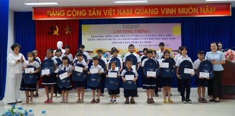 Chiều 11.6, Quỹ Bảo trợ trẻ em tỉnh phối hợp đơn vị tài trợ tổ chức chương trình trao học bổng cho trẻ em nhân Tháng hành động vì trẻ em với chủ đề “Ưu tiên nguồn lực hoàn thành các mục tiêu vì trẻ em”.