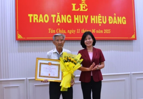 Trưởng Ban Tuyên giáo và Dân vận Tỉnh uỷ trao Huy hiệu Đảng tại huyện Tân Châu