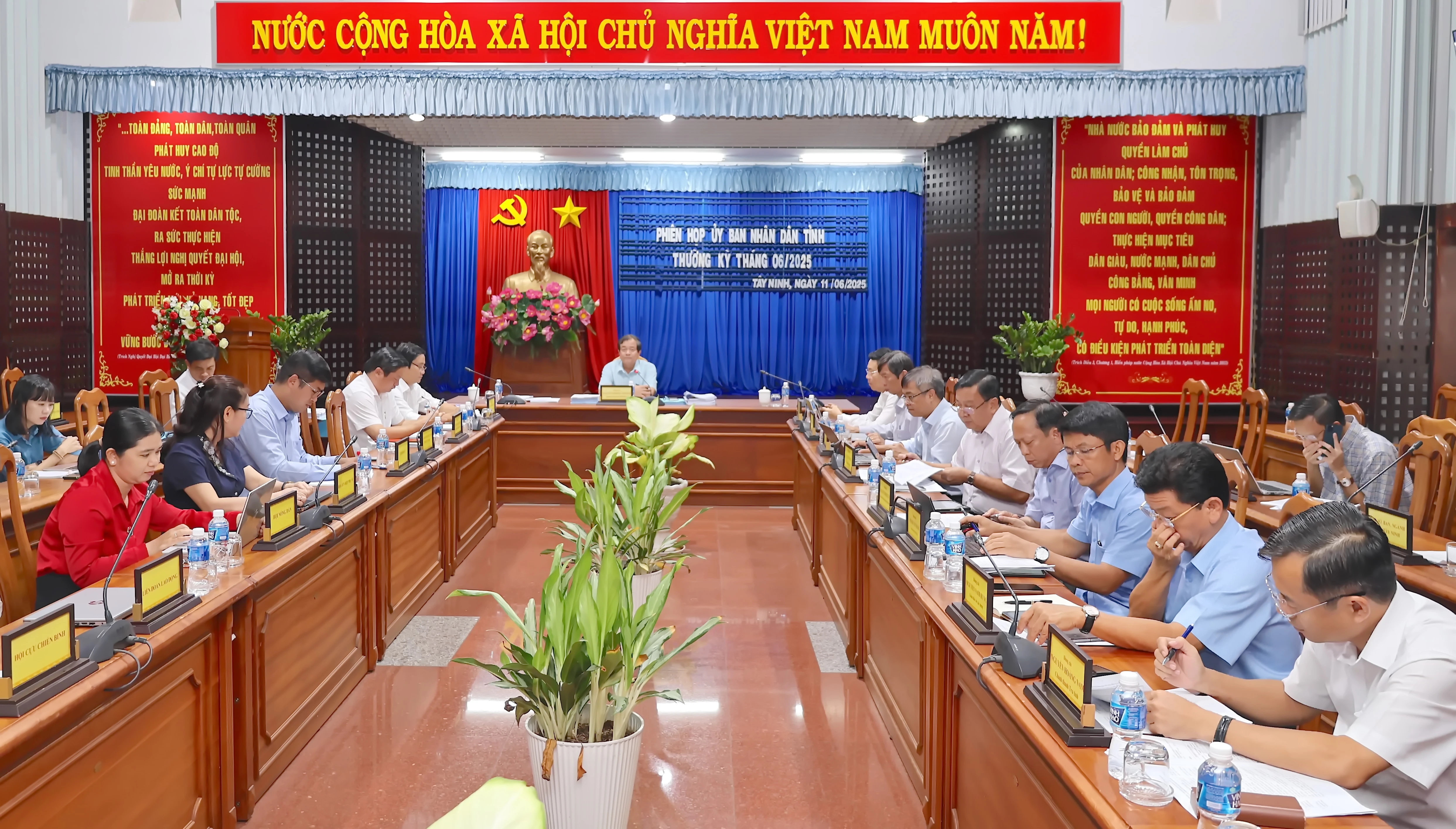 Quang cảnh phiên họp thường kỳ.