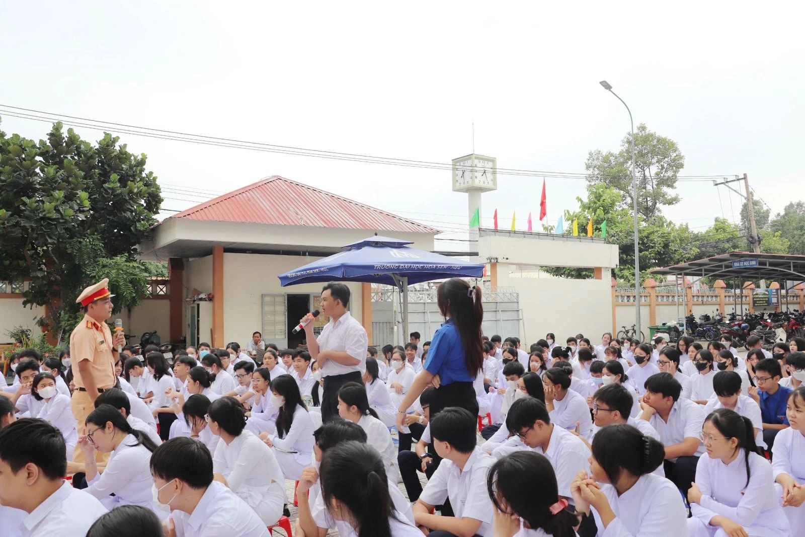 Cảnh sát giao thông lắng nghe, giải đáp thắc mắc của học sinh về những quy tắc khi tham gia giao thông.