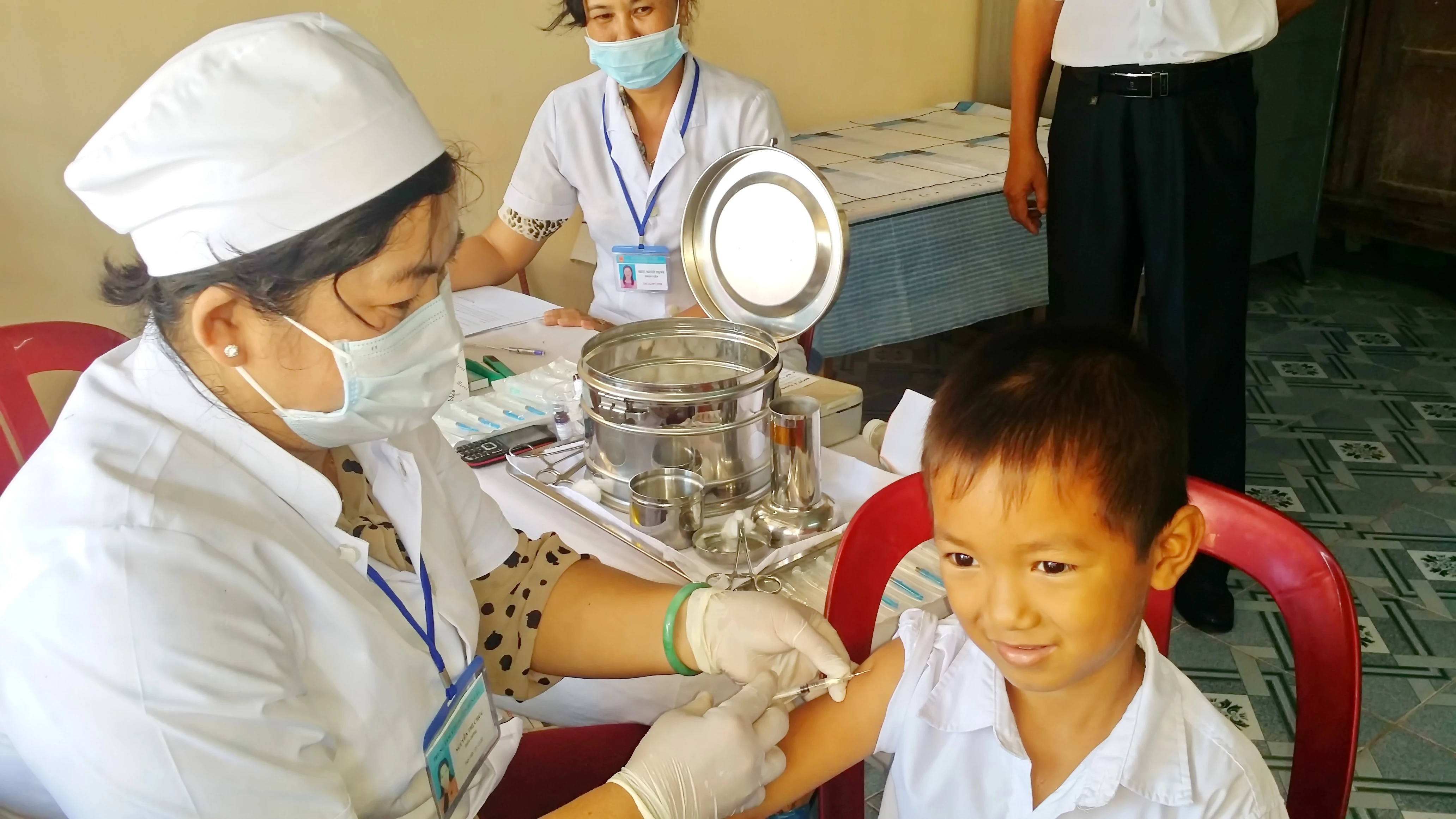 Phụ huynh cần lưu ý đưa trẻ đi tiêm phòng sởi đúng liều. Ảnh minh hoạ