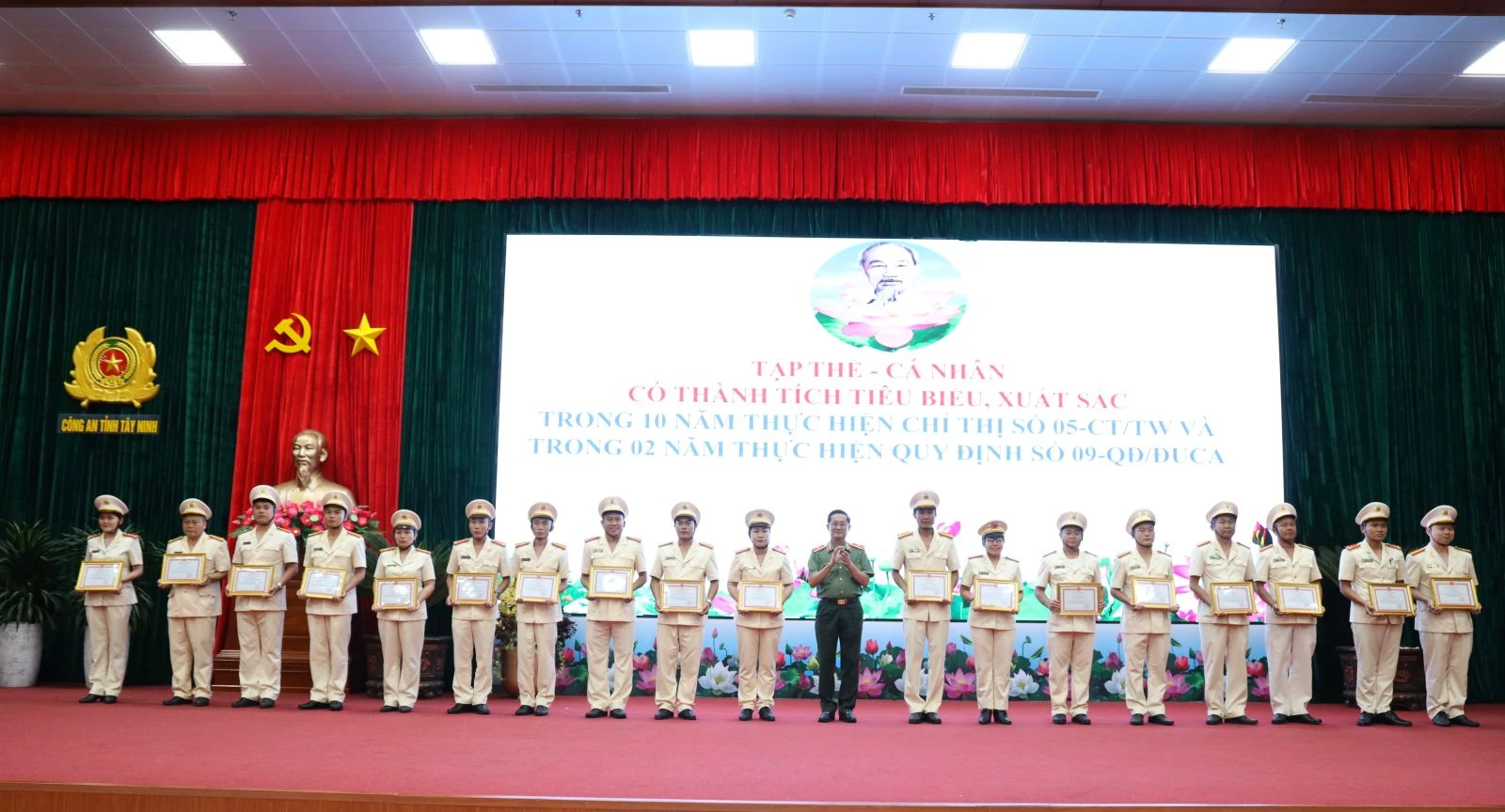 Thiếu tướng Nguyễn Văn Trãi– Giám đốc Công an tỉnh trao tặng giấy khen cho các tập thể, cá nhân có thành tích xuất sắc trong thực hiện Chỉ thị số 05-CT/TW.