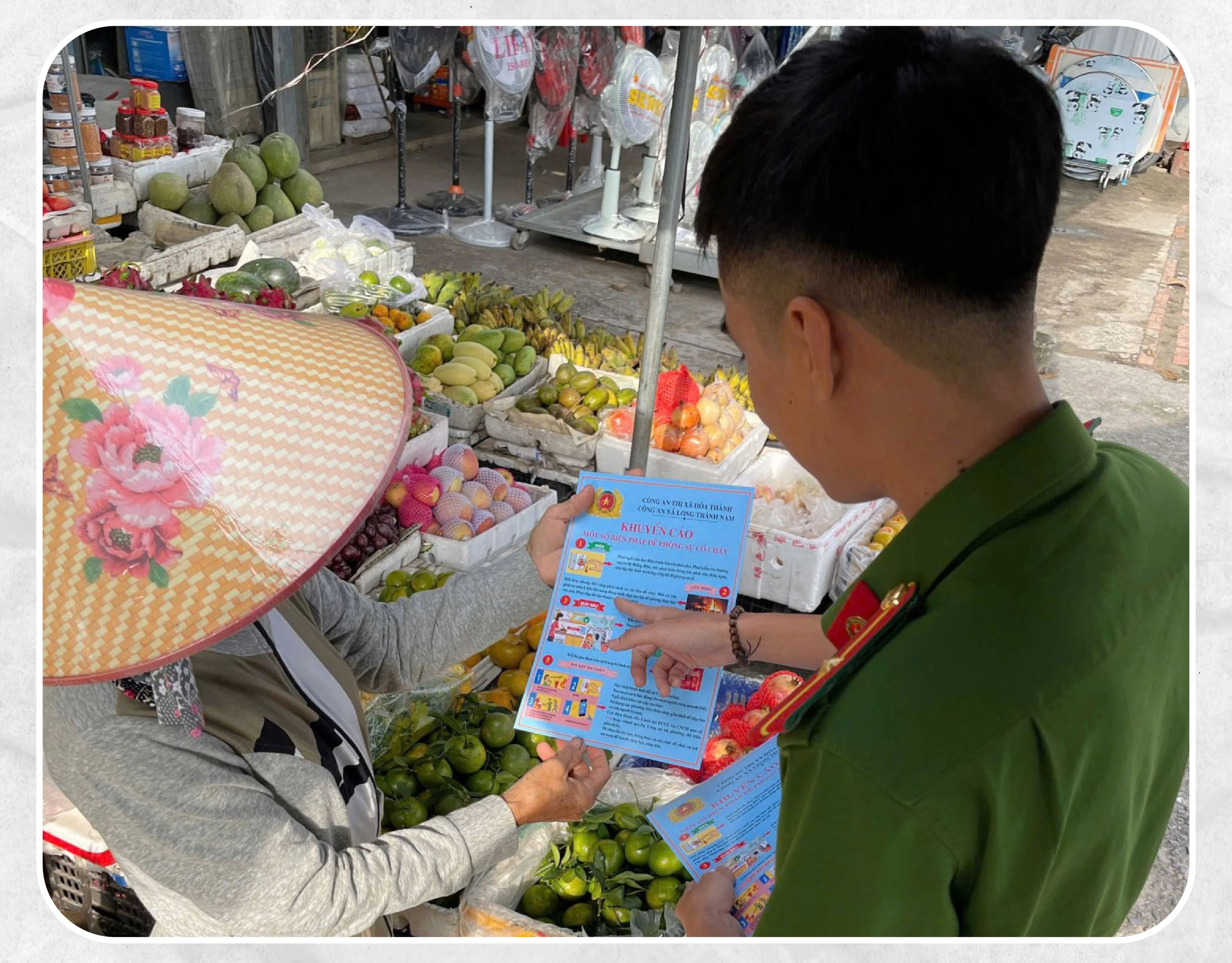 Công an phát tờ rơi tuyên truyền pháp luật cho người dân.