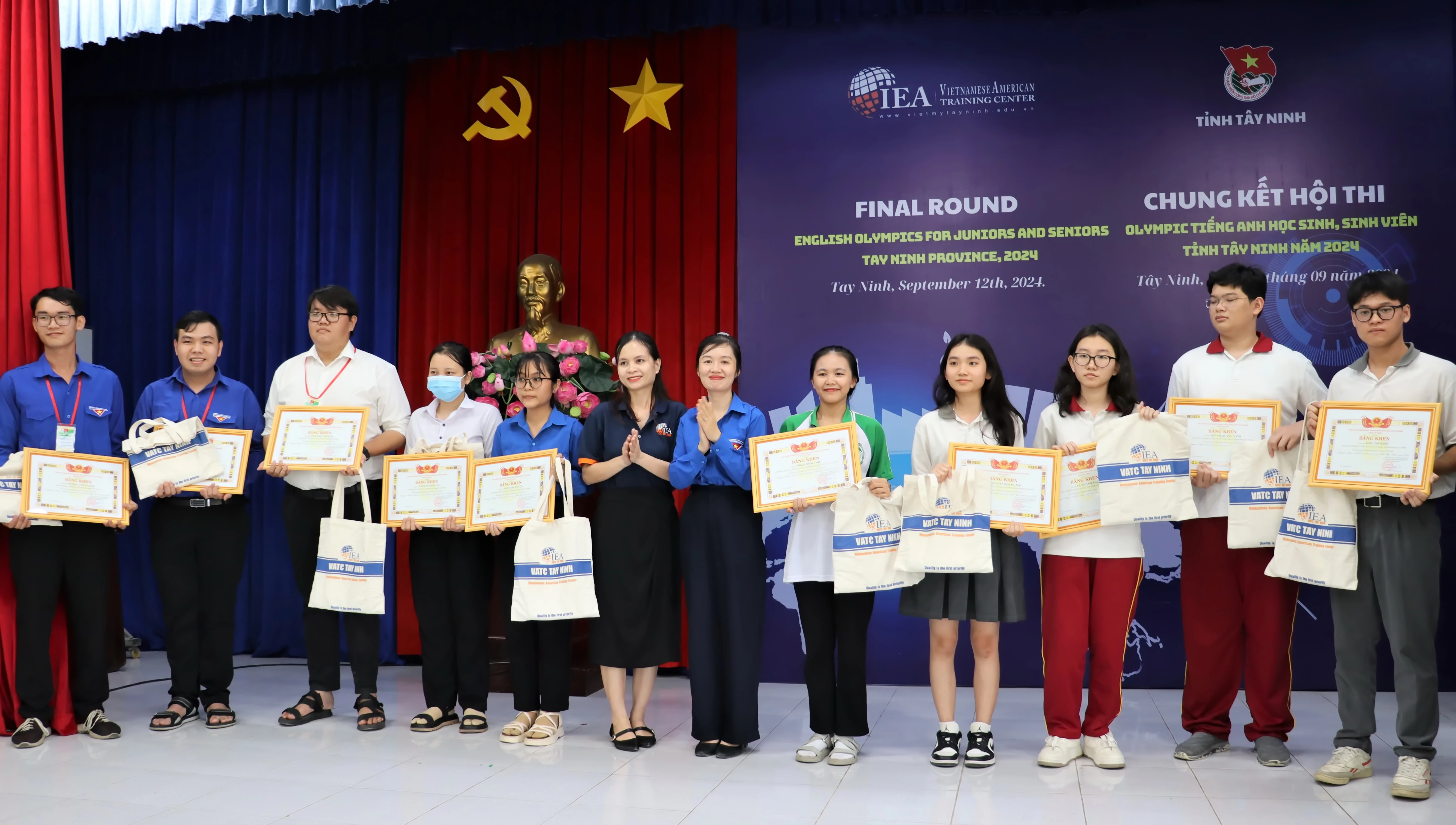 Lãnh đạo Tỉnh đoàn và đơn vị đồng hành khen thưởng cho thí sinh xuất sắc trong Hội thi Olympic tiếng Anh học sinh, sinh viên năm 2024.