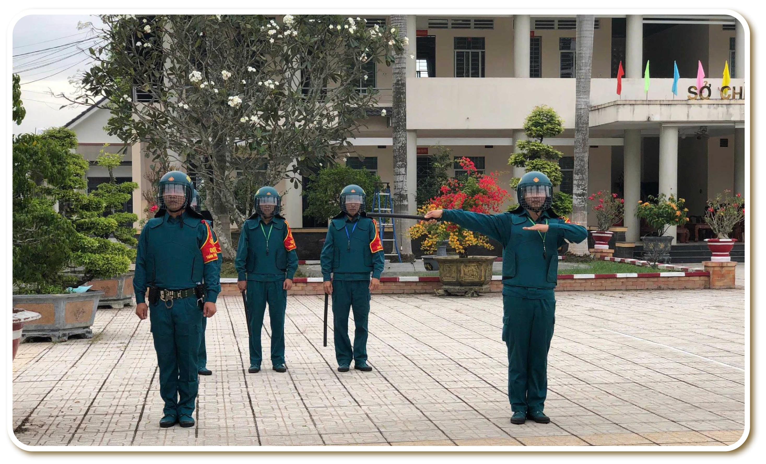 Huấn luyện bảo vệ các mục tiêu cho lực lượng dân quân.